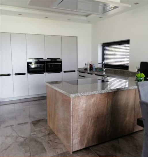 Wyspa w kuchni pokryta fornirem kamiennym